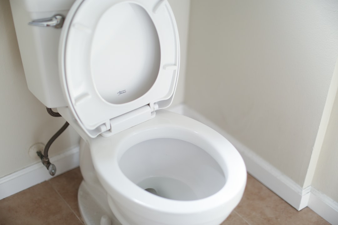white-ceramic-toilet-bowl-with-cover-876np3npumc